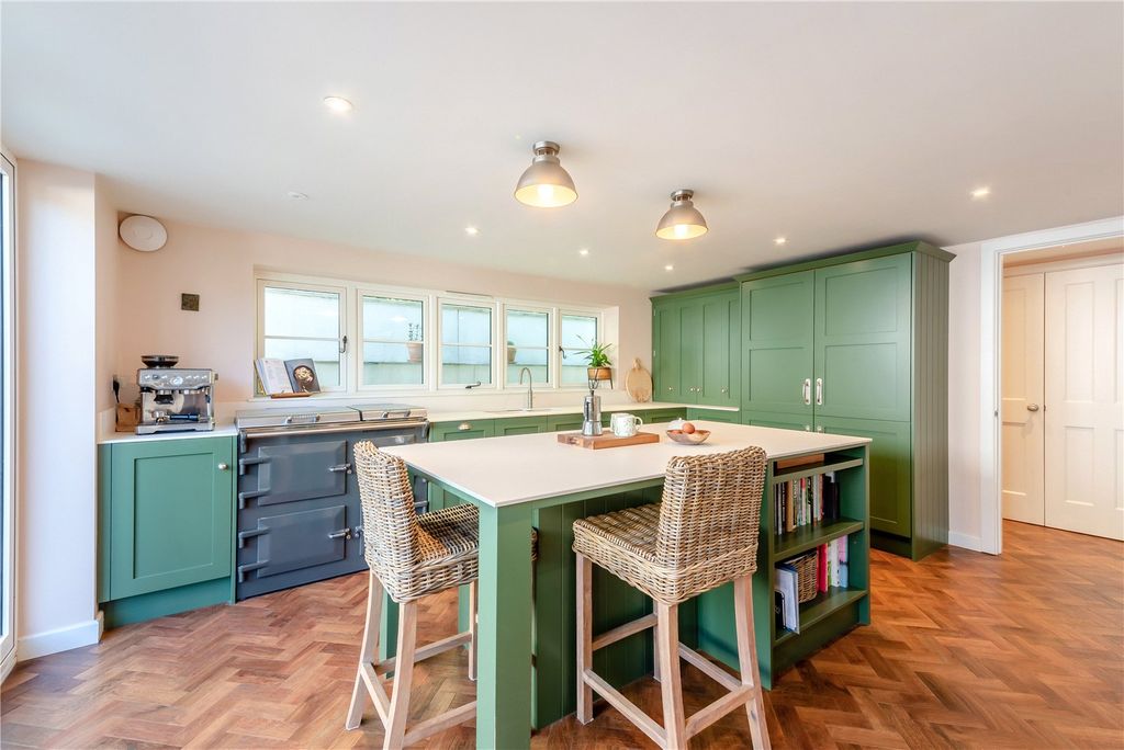 Property photo 2 of 16 Kitchen/Breakfast