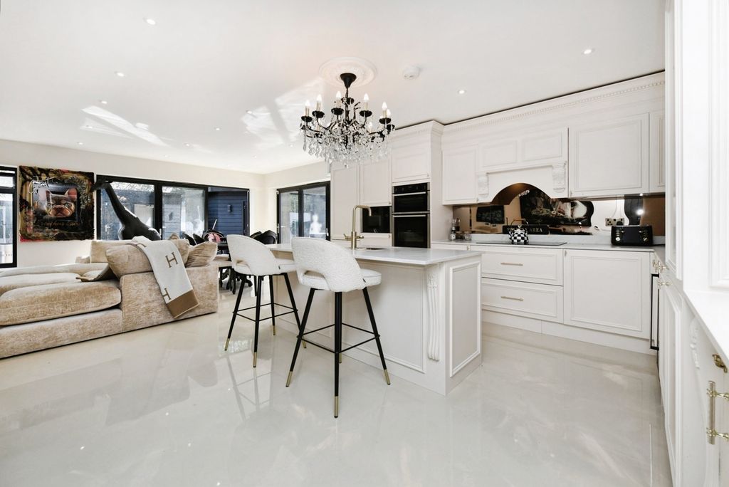 Property photo 3 of 30 Pbox-Img.Jpg