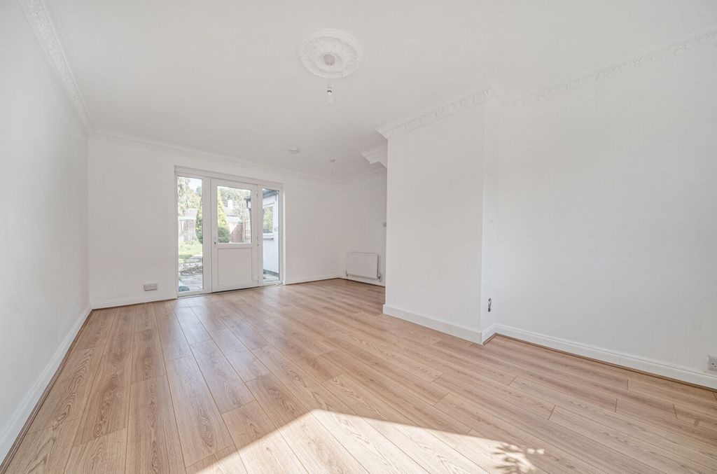 Property photo 2 of 13 1353470-20-68c003...