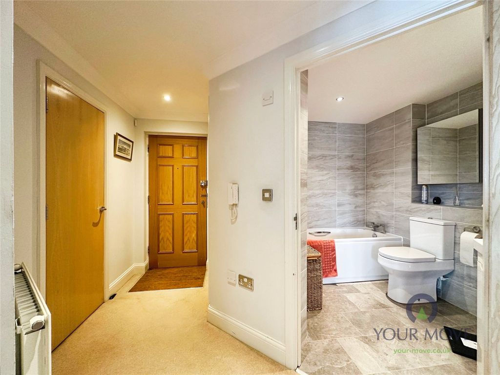 Property photo 3 of 18 Hallway