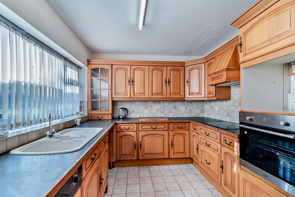 Property photo 2 of 14 8628974-Interior02-800.Jpg