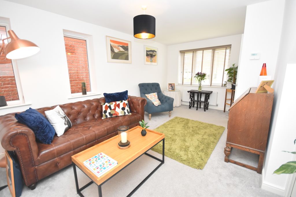 Property photo 3 of 15 Lounge