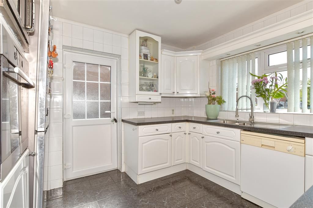 Property photo 3 of 10 Kitchen