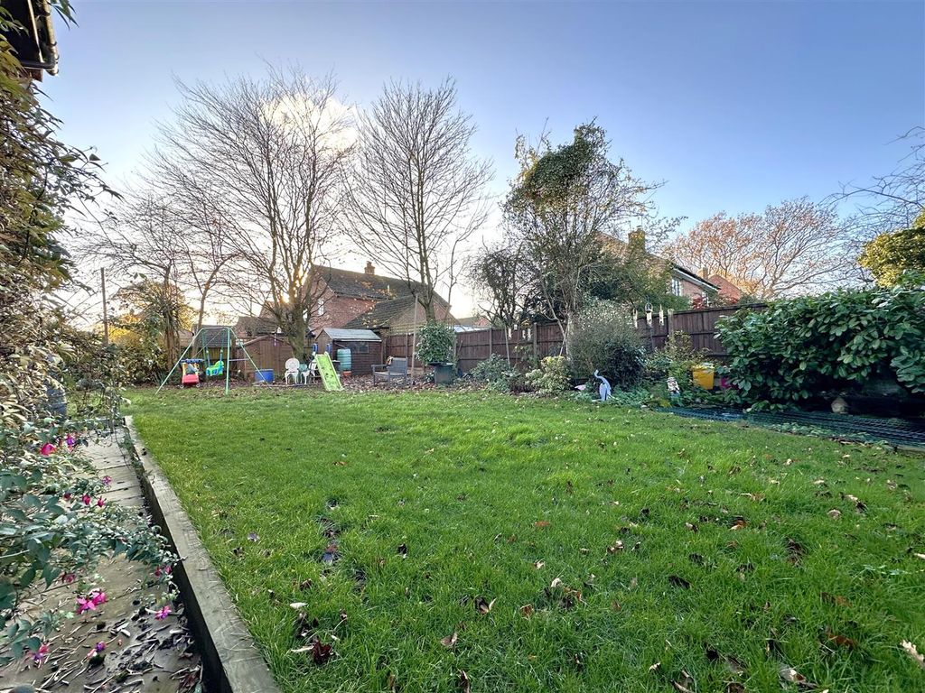 Property photo 3 of 17 Large Rear Garden 920