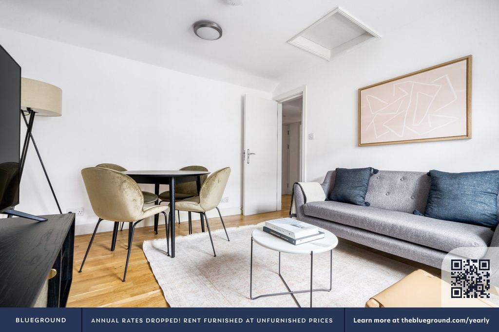 Property photo 3 of 21 Living Room