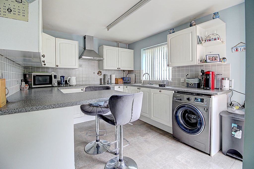 Property photo 3 of 18 Kitchen