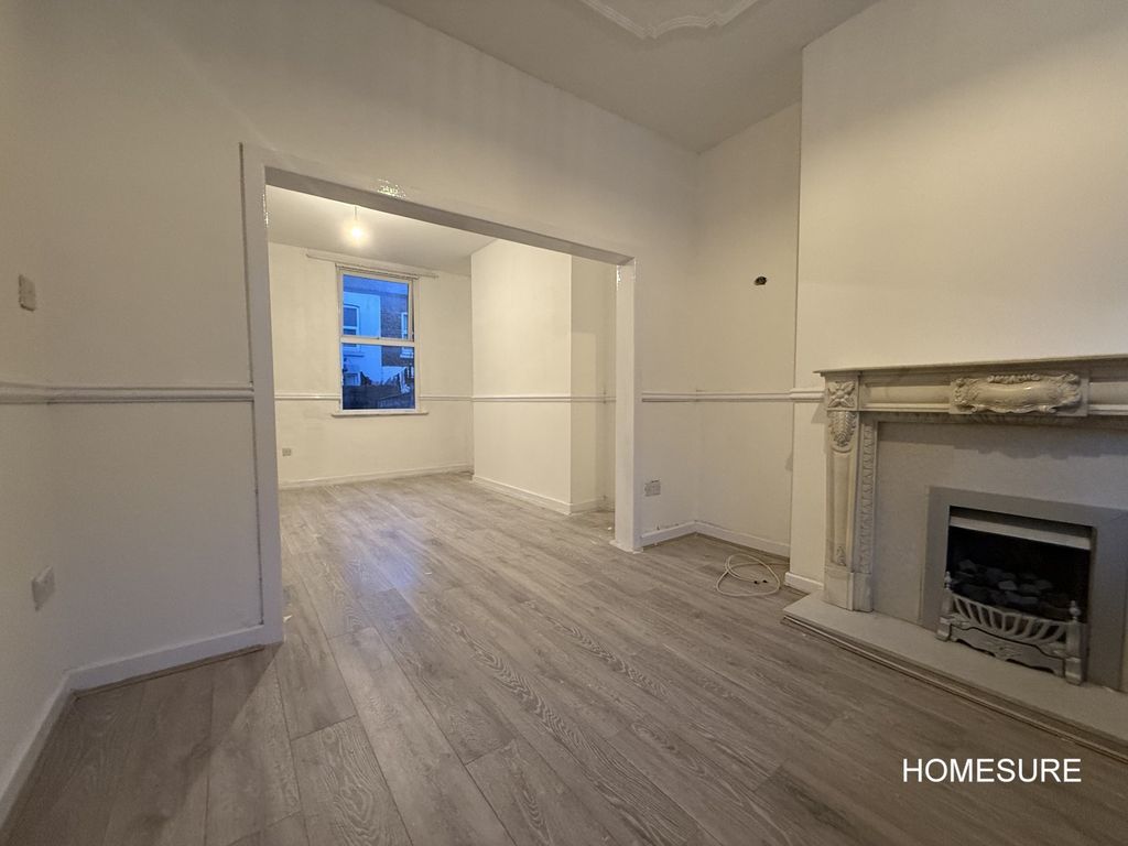 Property photo 3 of 9 3 Ireton - Lounge