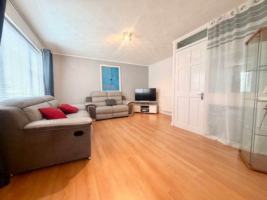 Property photo 3 of 7 Lounge