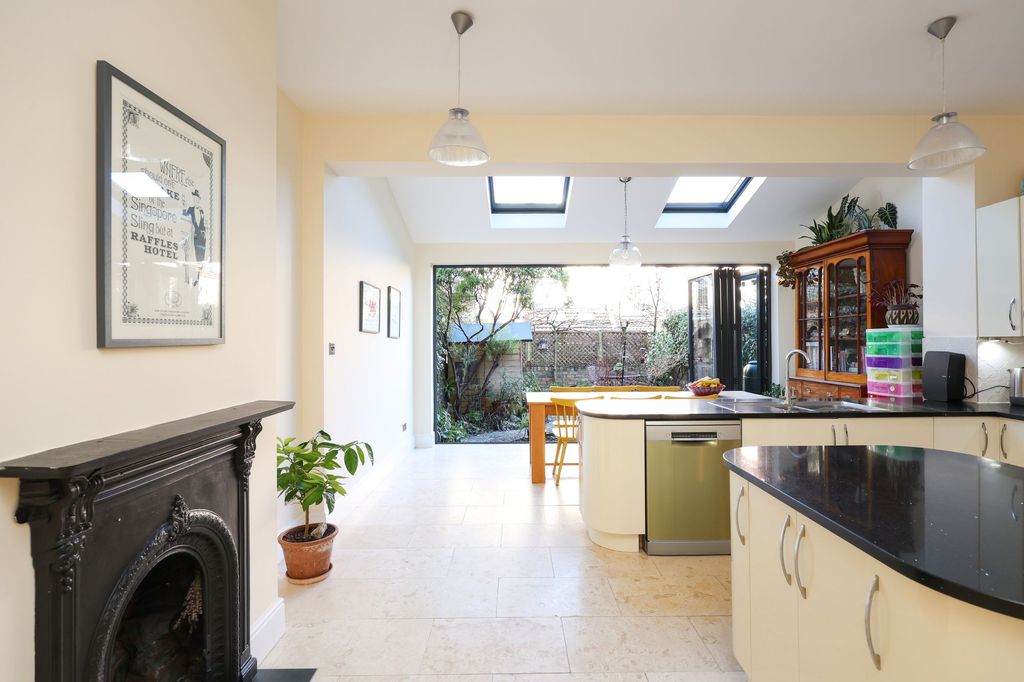 Property photo 3 of 28