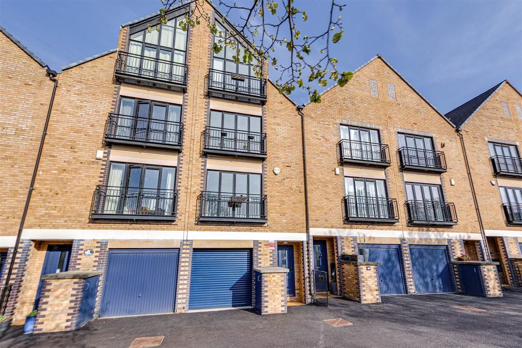 Property photo 1 of 42 277 South Ferry Quay_1.Jpg