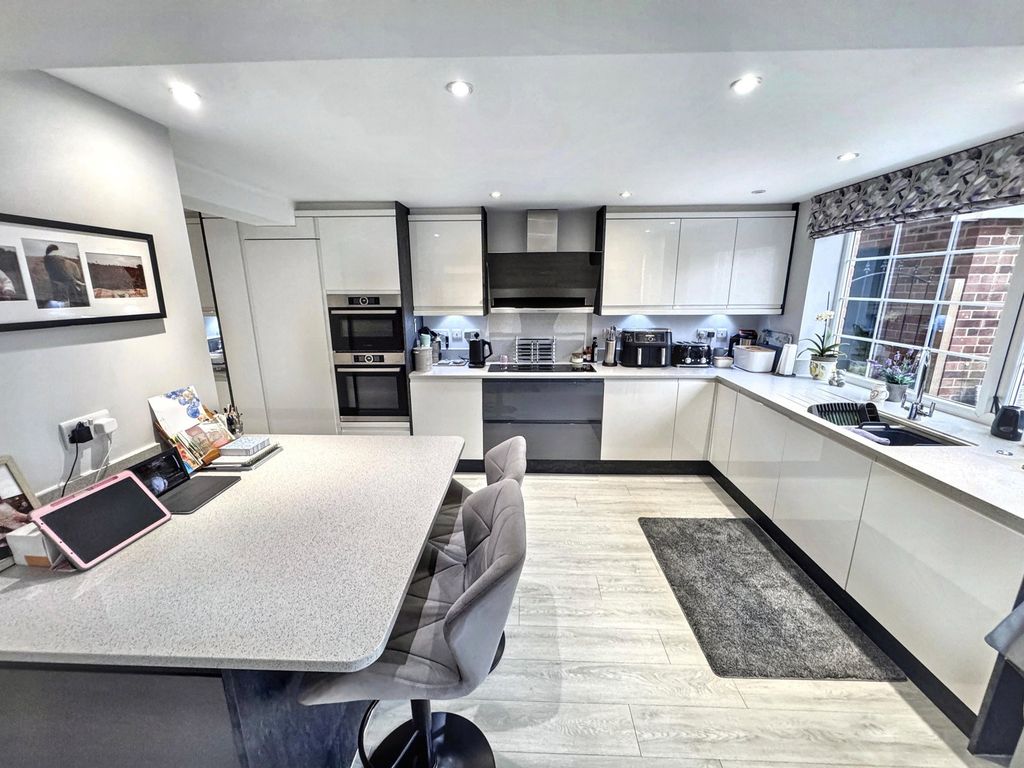 Property photo 2 of 32