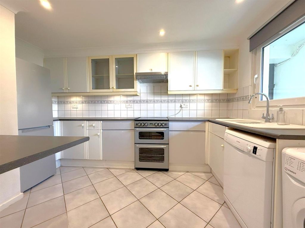 Property photo 1 of 7 2 Bedroom Apartment For Rent
