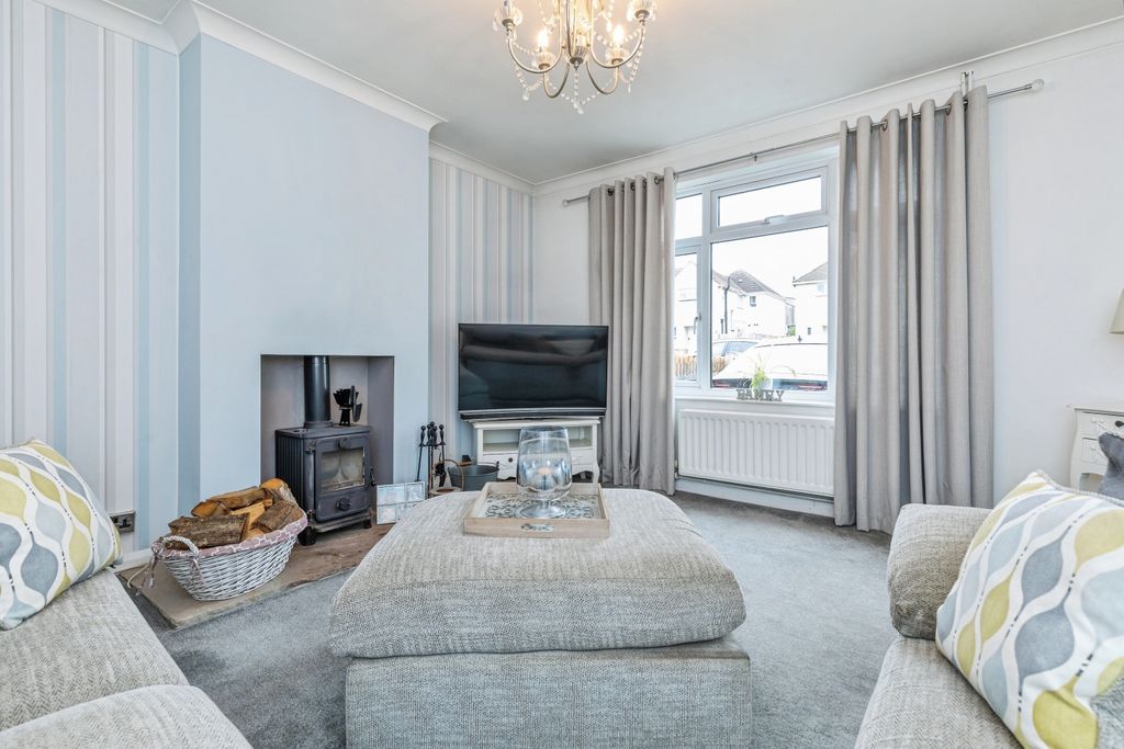 Property photo 3 of 20 Lounge