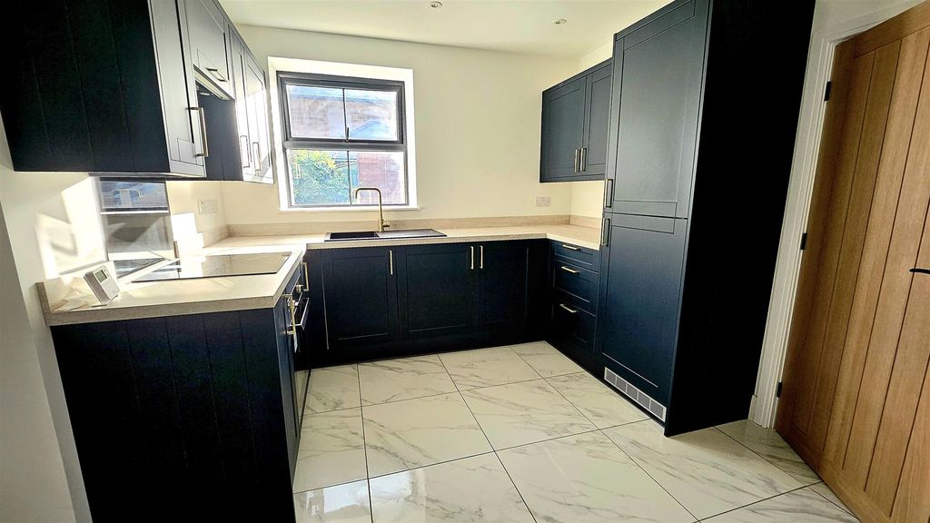 Property photo 3 of 14 Fitted Kitchen