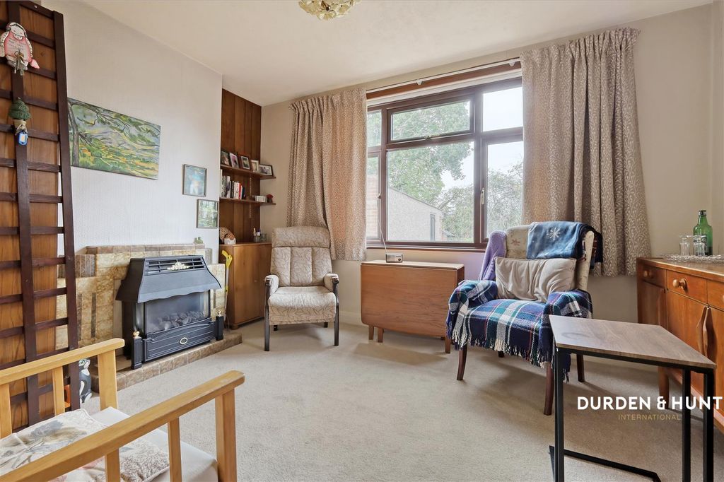 Property photo 3 of 13 Woodhall Crescent