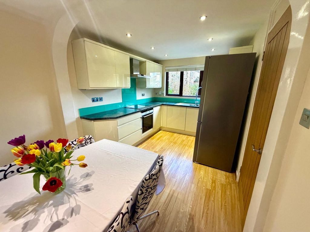 Property photo 3 of 9 Kitchen