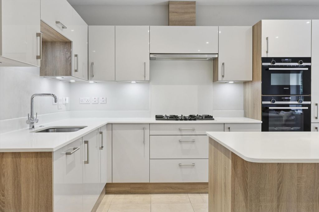 Property photo 2 of 18 Image