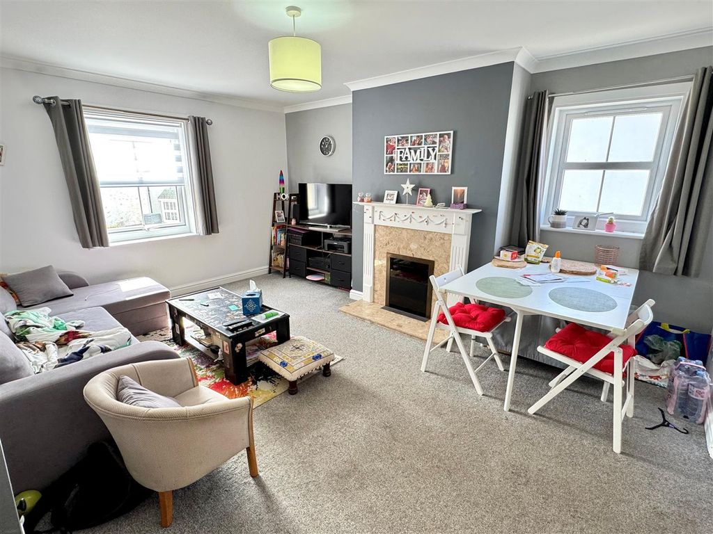 Property photo 2 of 7 2 Bezant Place Lounge