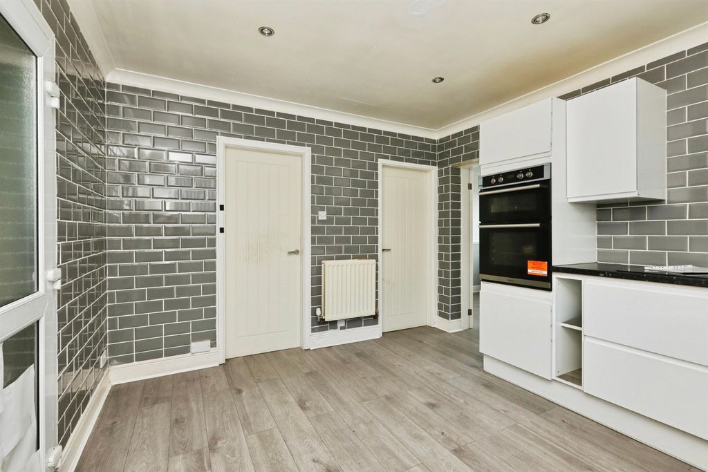 Property photo 3 of 11 Kitchen