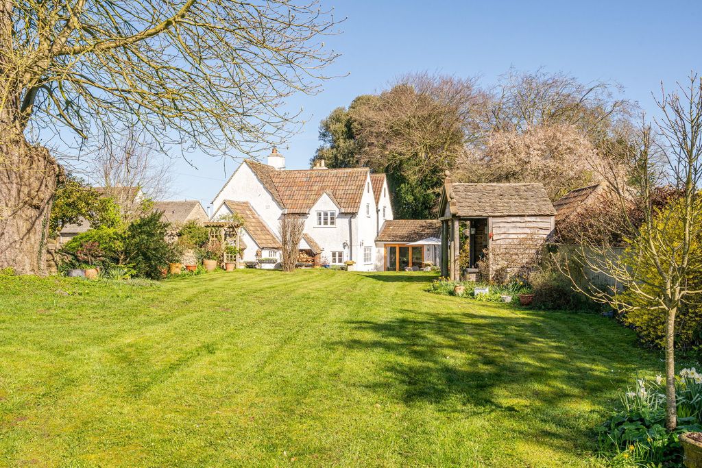 Property photo 2 of 27