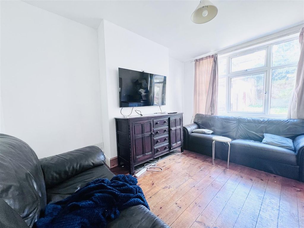 Property photo 2 of 16 Lounge