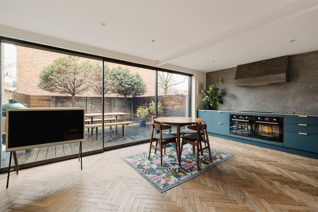 Property photo 1 of 37 Victorian Grove, N16