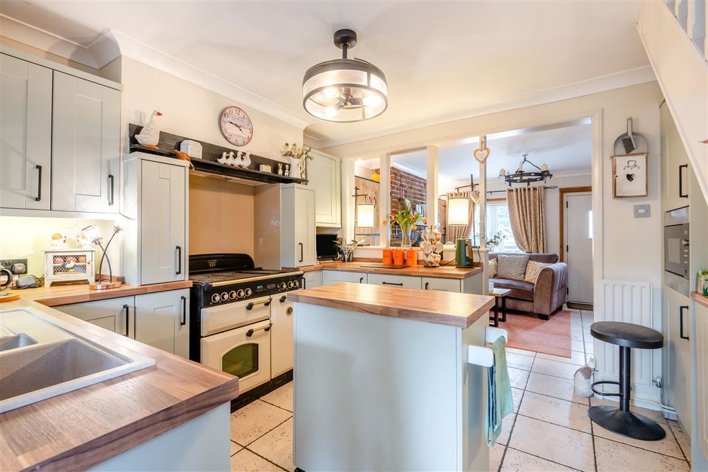 Property photo 3 of 33 Kitchen