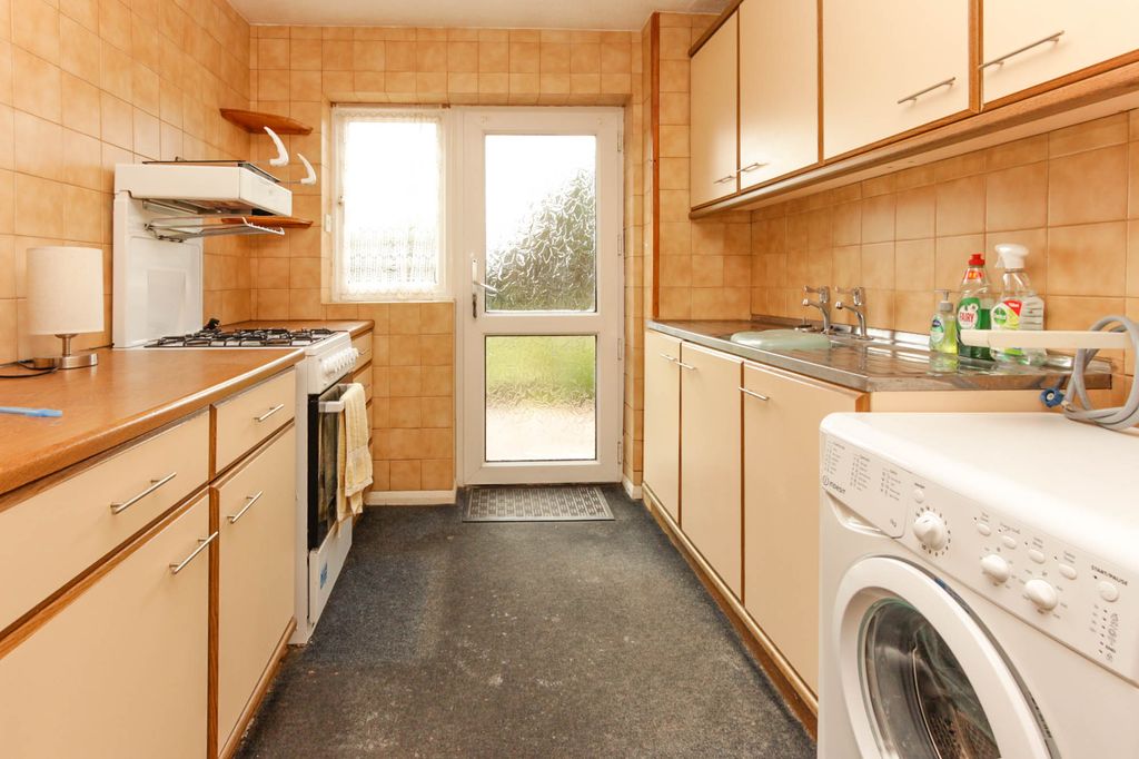 Property photo 2 of 9 Kitchen