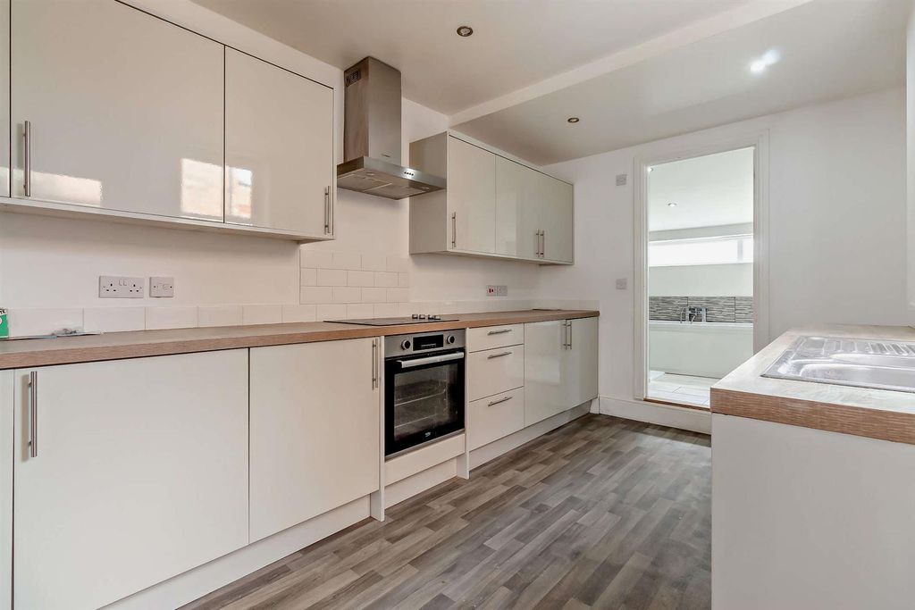 Property photo 2 of 15 8659234-Interior07-800.Jpg