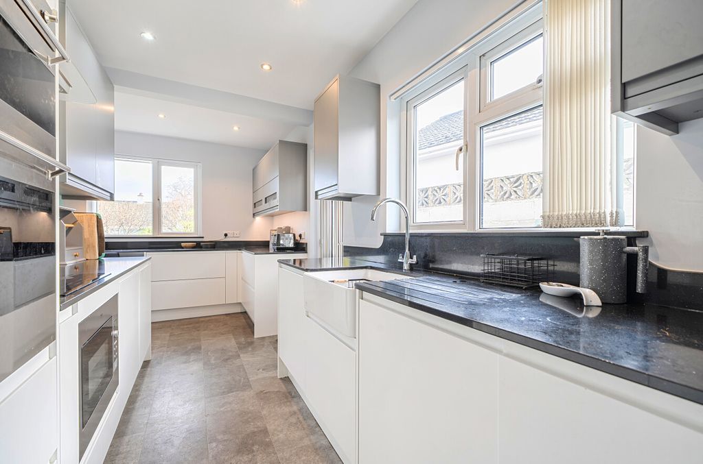 Property photo 3 of 9 Kitchen