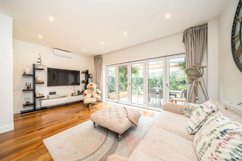 Property photo 2 of 6