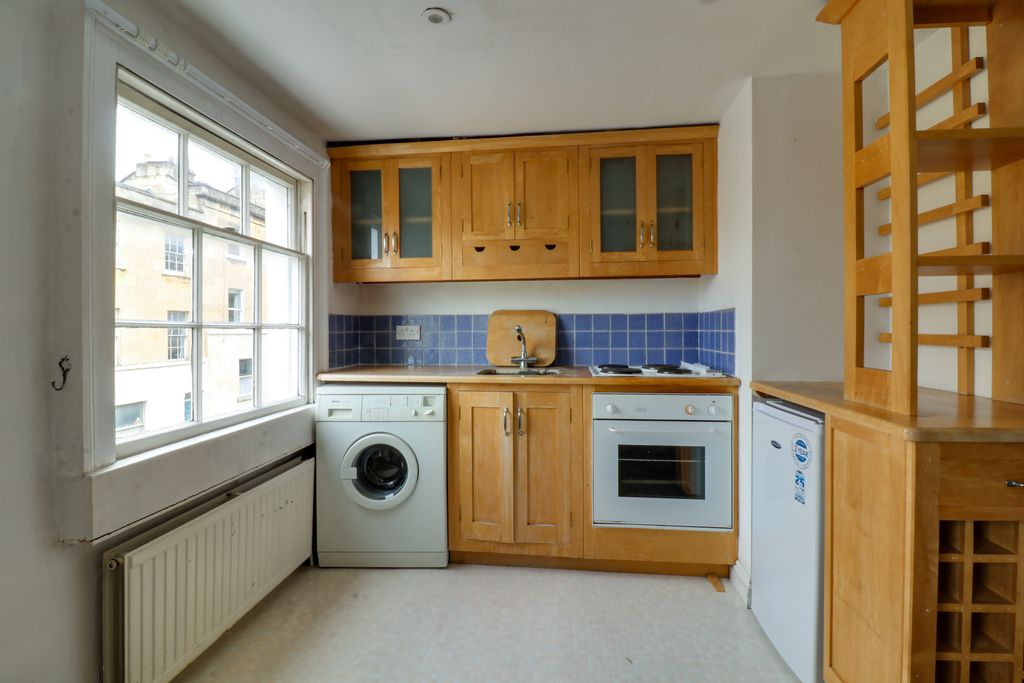 Property photo 3 of 10 Living Room / Kitchen
