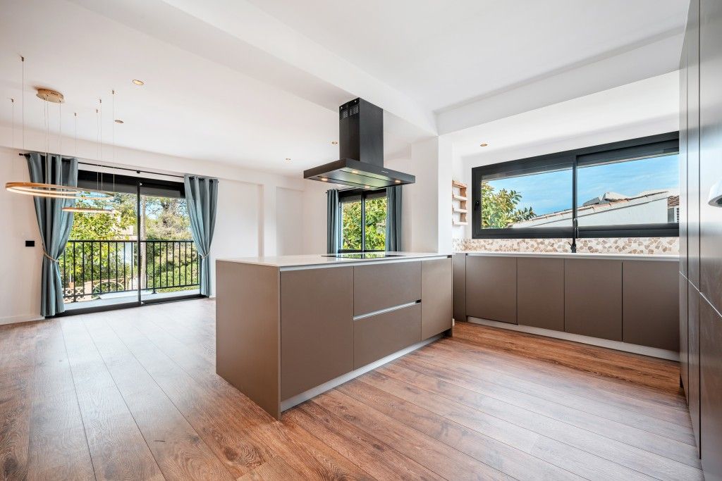 Property photo 3 of 14 Kitchen (1)