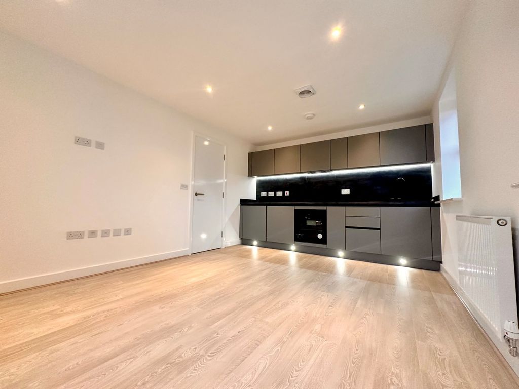 Property photo 3 of 9 Kitchen/Lounge
