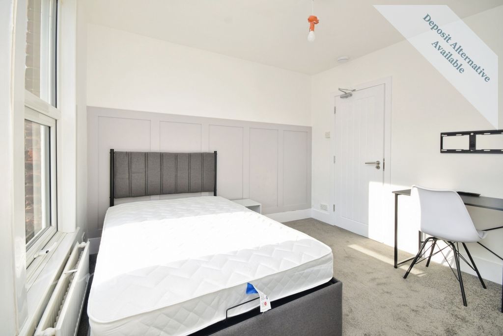 Property photo 3 of 8 Room 4