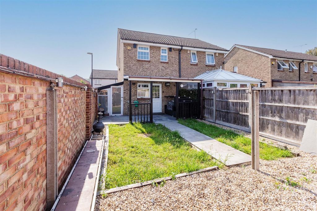 Property photo 3 of 15 2 Boveney Close-3.Jpg
