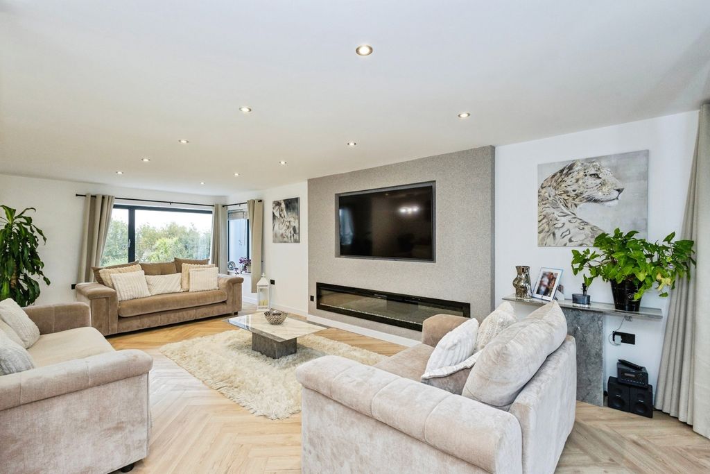 Property photo 2 of 24 Pbox-Img.Jpg