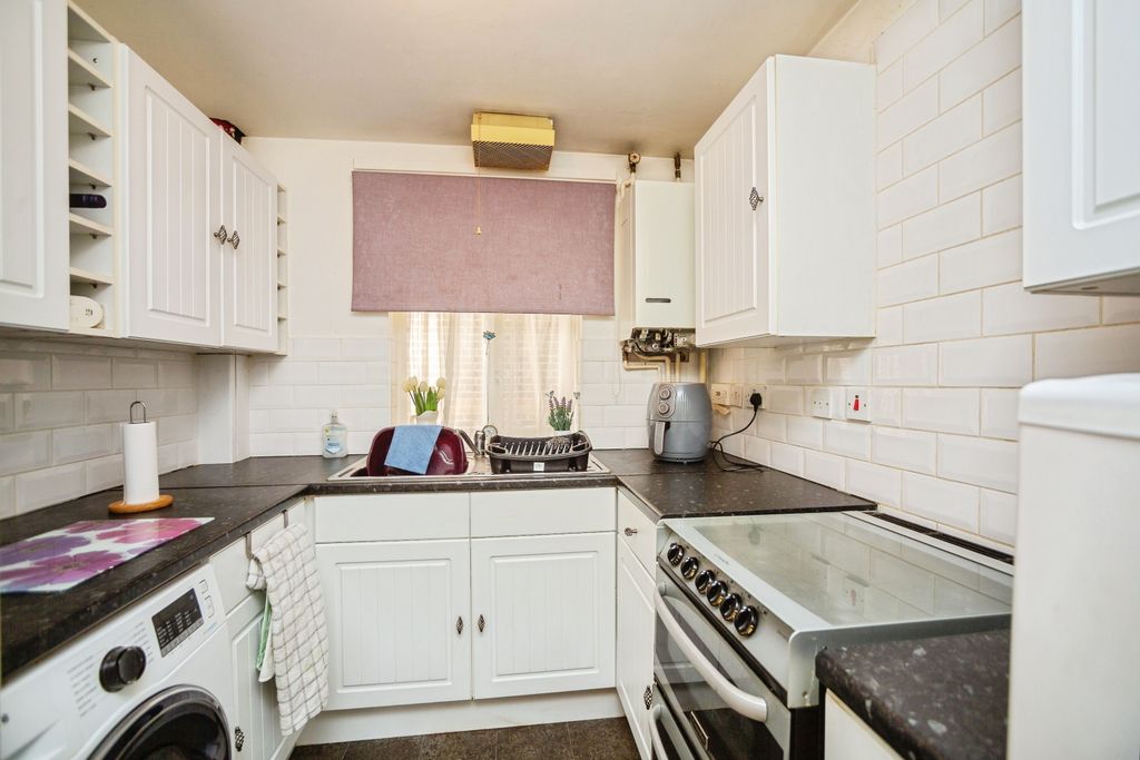 Property photo 2 of 6 Kitchen