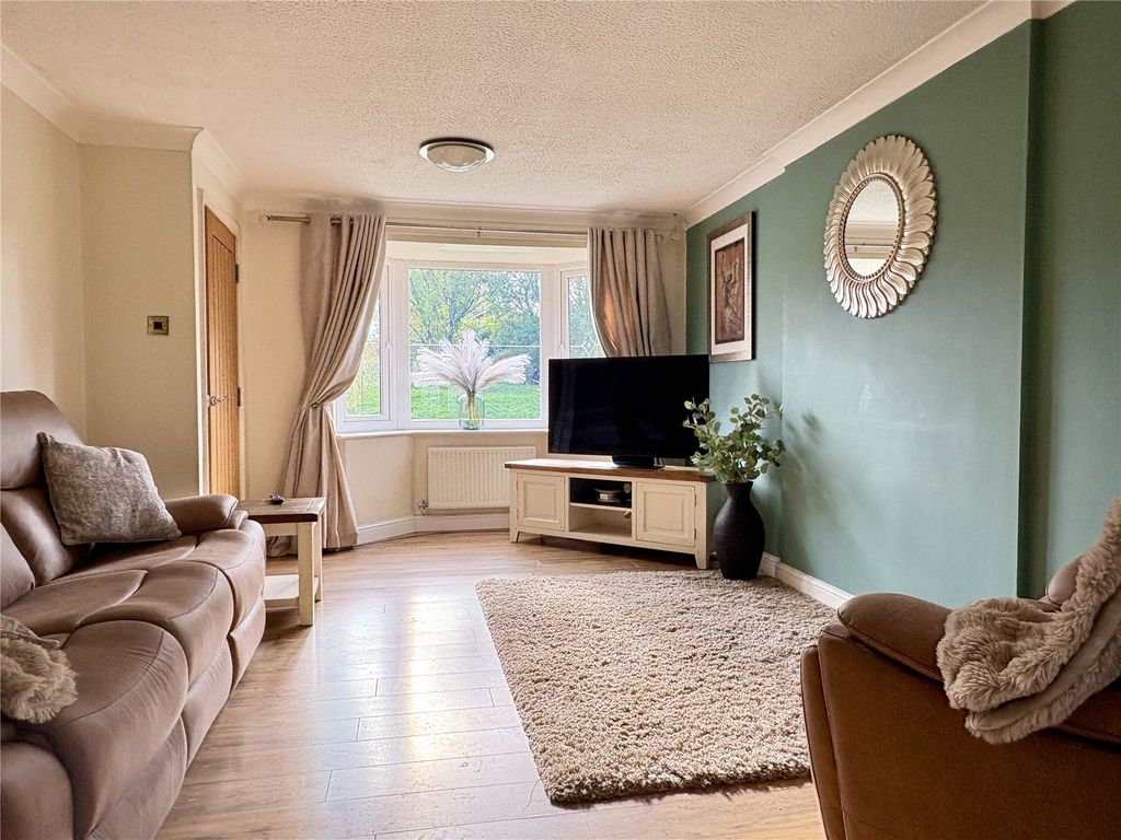 Property photo 2 of 18 Lounge