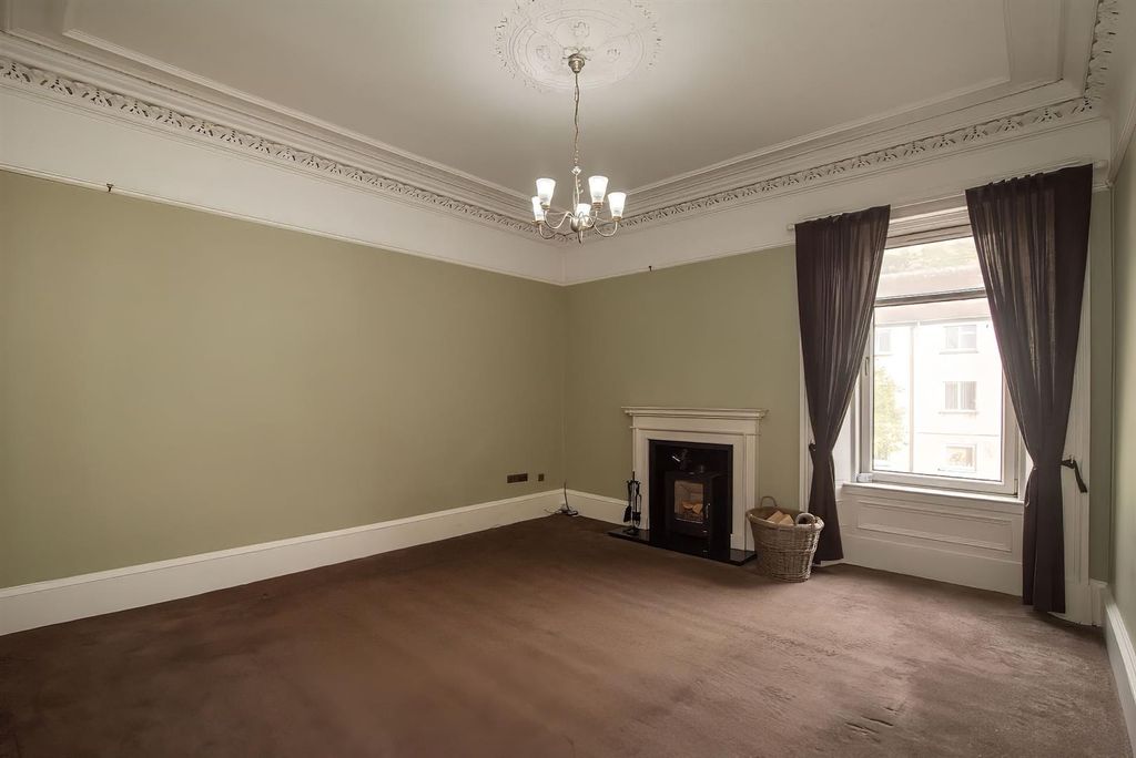 Property photo 2 of 13 Lounge