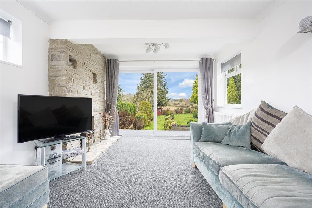 Property photo 2 of 11 Bungalow-Green-Lane-Lower-Kingswood-116.Jpg