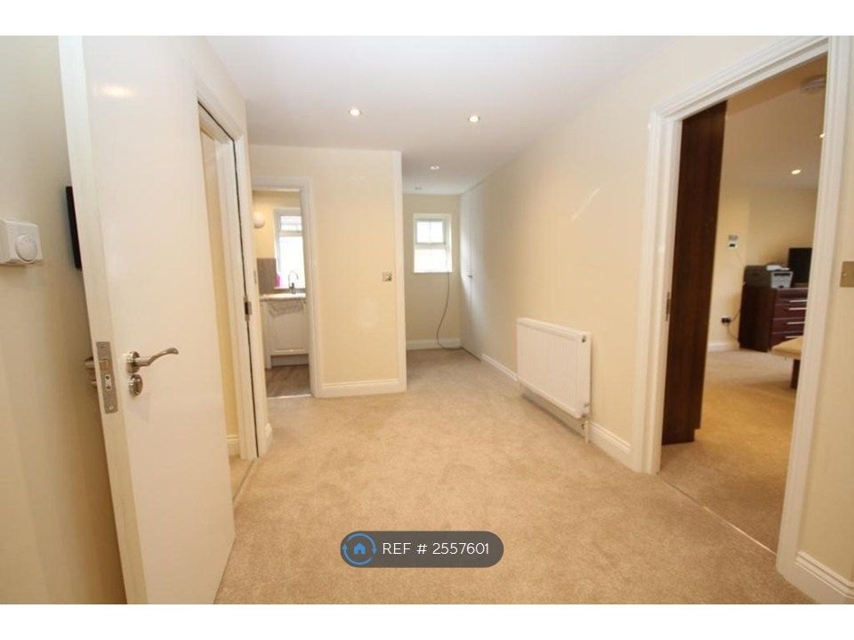 Property photo 2 of 4 Shared Entrance Hall