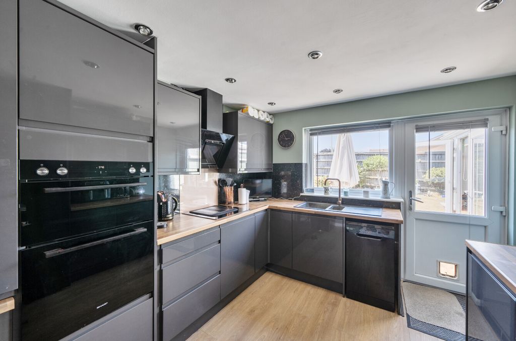 Property photo 3 of 16 1488113-10-6A5642...