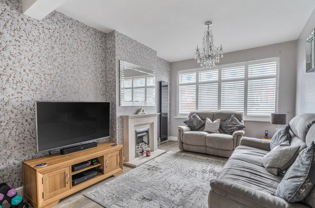 Property photo 2 of 16 1381704-11-691733...