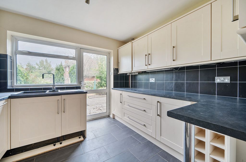 Property photo 2 of 18 1324989-17-687664...