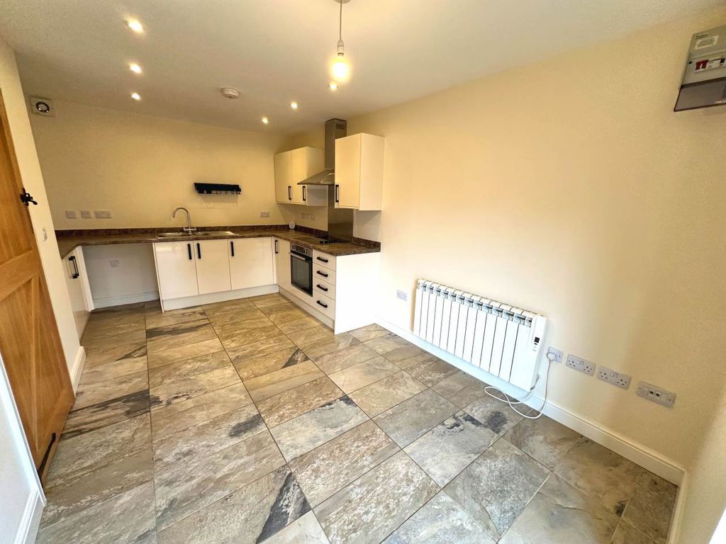 Property photo 3 of 19 Kitchen