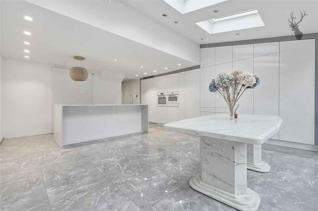 Property photo 2 of 30