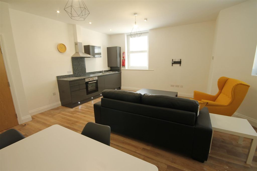 Property photo 2 of 4 Xmwry0R750Yum6Rvzmedgg.Jpg