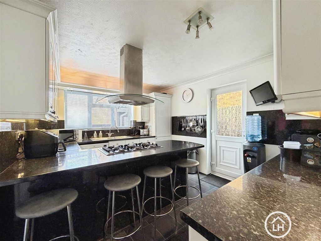 Property photo 3 of 17 Kitchen