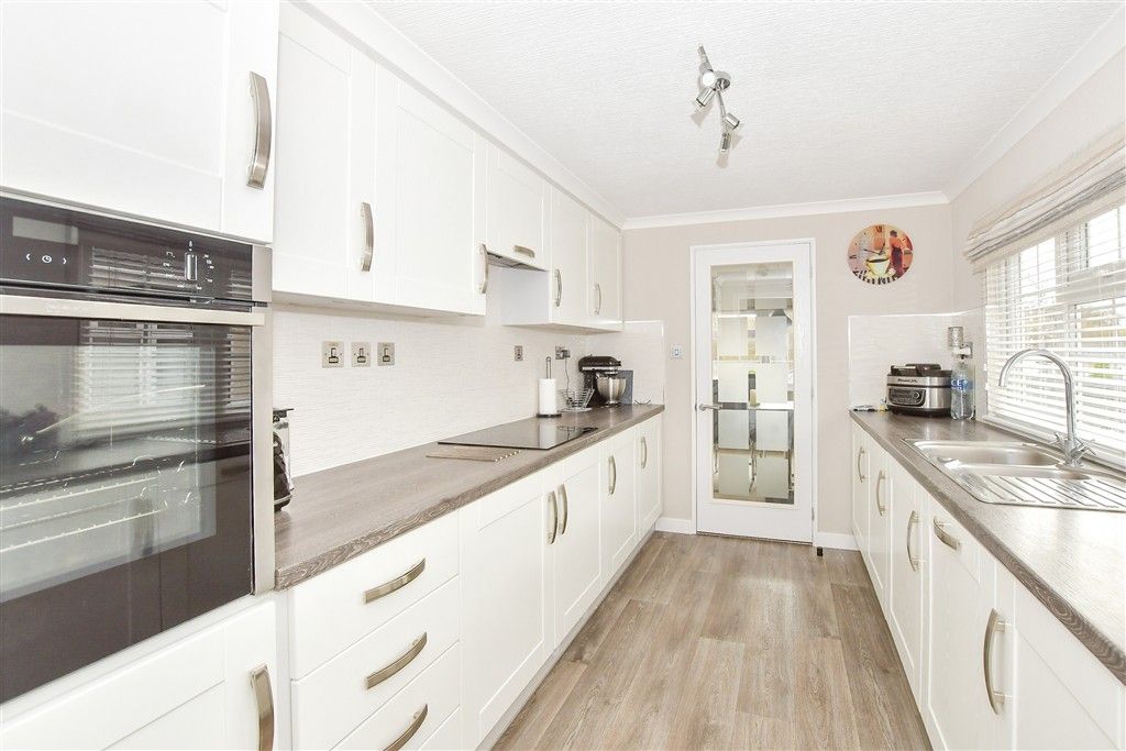 Property photo 3 of 11 Kitchen